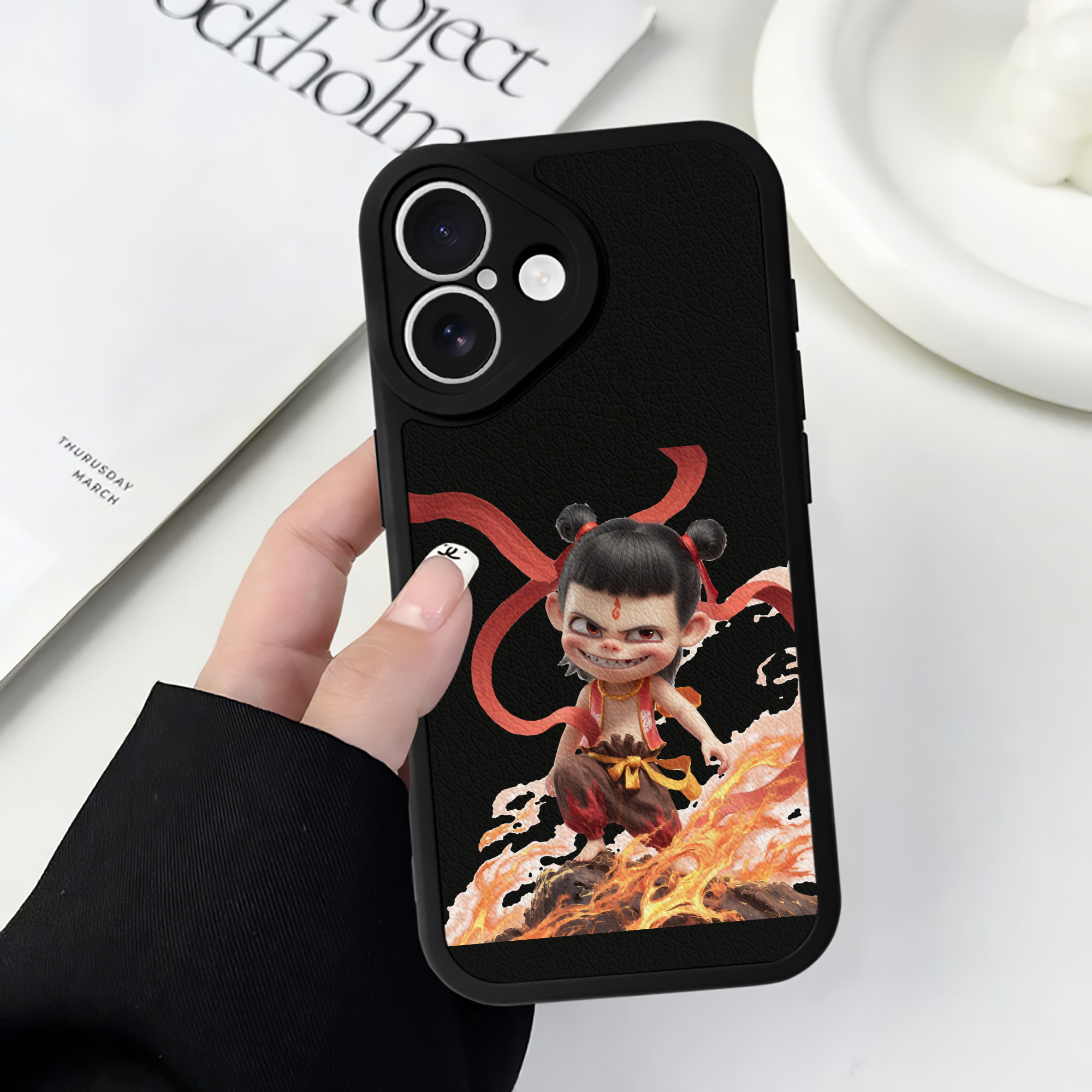 （画像用） Ne Zha 2 ナタ 魔童の大暴れ 【iPhone 16シリーズ対応】シリコンスマホケース（レザー調） 材質：シリコン